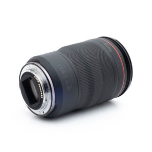 Canon RF 15-35mm f/2.8 L IS USM (takuu 6kk) - Käytetty objektiivi, musta, hopeisella kiinnikkeellä ja punaisella korostusrenkaalla, on kuvattu kyljellään valkoista taustaa vasten, jolloin sen kuvioidut pitorenkaat ja elektroniset koskettimet korostuvat.