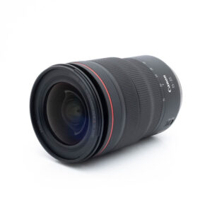 Canon RF 15-35mm f/2.8 L IS USM (käytetty, takuu 6kk) -objektiivi, musta, jossa on punainen rengas etupuolen lähellä, on kuvattu kulmassa valkoisella taustalla. Sen objektiivin merkinnät ja tarkennusrengas ovat selvästi näkyvissä.