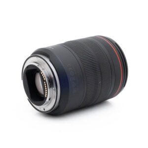 Canon RF 24-105mm f4 L IS USM-1 Fujinon GF 50mm f/3.5 R LM WR (sis.ALV24%) - Käytetty objektiivi, musta, jossa on punainen rengas, on kuvattu kyljellään siten, että metallinen kiinnitys ja elektroniset koskettimet ovat näkyvissä, ja siinä on kuvioitu kahva ja pohjan merkinnät.