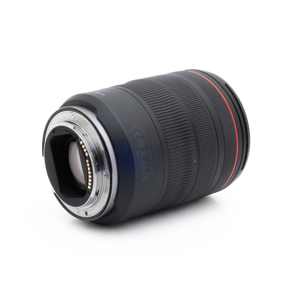 Canon RF 24-105mm f4 L IS USM-1 Fujinon GF 50mm f/3.5 R LM WR (sis.ALV24%) - Käytetty objektiivi, musta, jossa on punainen rengas, on kuvattu kyljellään siten, että metallinen kiinnitys ja elektroniset koskettimet ovat näkyvissä, ja siinä on kuvioitu kahva ja pohjan merkinnät.