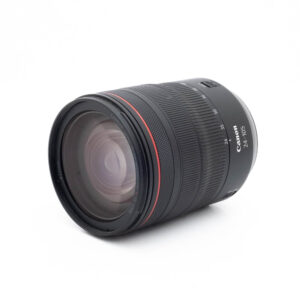 Canon RF 24-105mm f4 L IS USM-2 Fujinon GF 50mm f/3.5 R LM WR (sis.ALV24%) - Käytetty kameraobjektiivi, joka on suunnattu valkoiselle taustalle, korostaa objektiivin lasia sekä tarkennus- ja säätörenkaita.