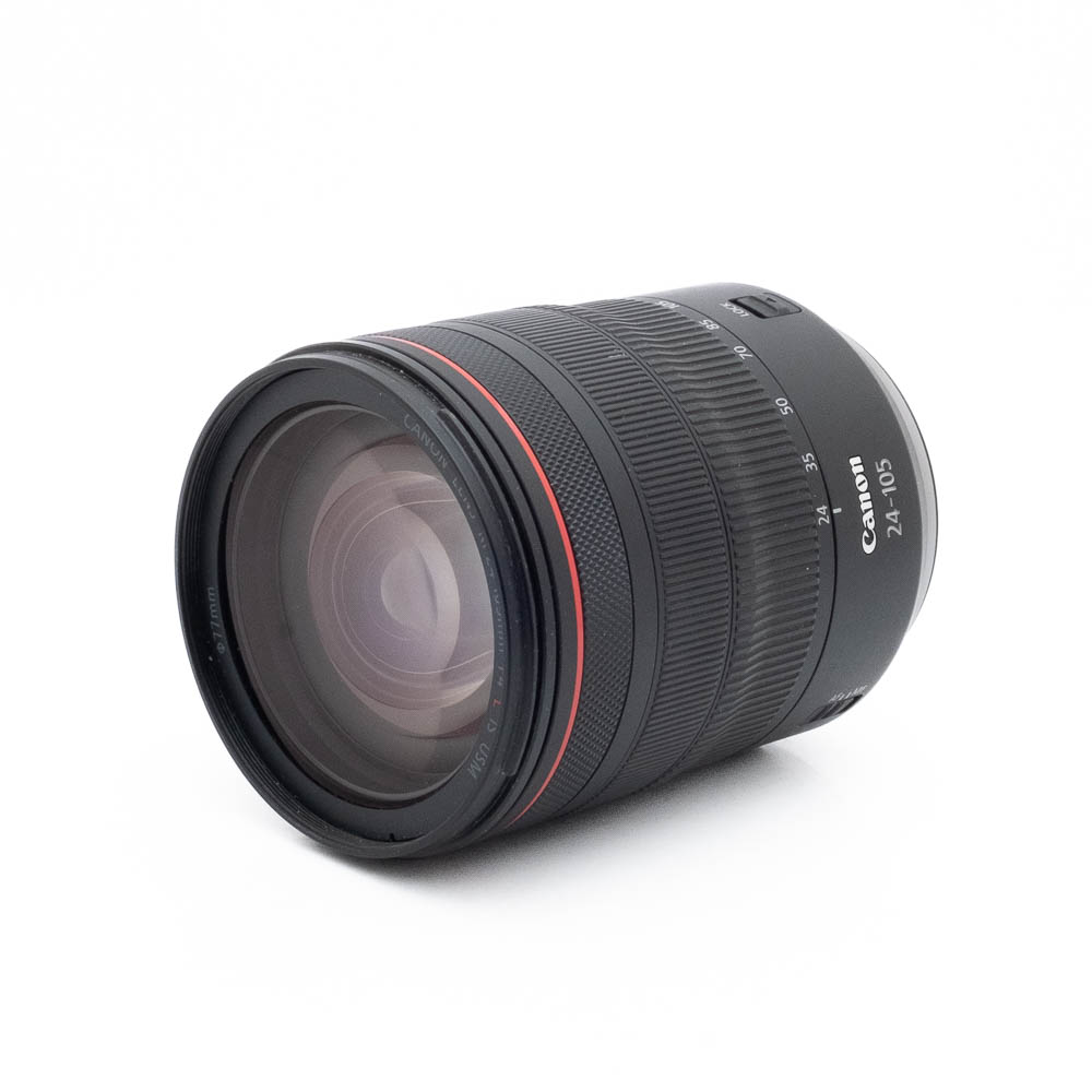 Canon RF 24-105mm f4 L IS USM-2 Fujinon GF 50mm f/3.5 R LM WR (sis.ALV24%) - Käytetty kameraobjektiivi, joka on suunnattu valkoiselle taustalle, korostaa objektiivin lasia sekä tarkennus- ja säätörenkaita.