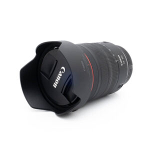 Canon RF 24-105mm f4 L IS USM-3 Fujinon GF 50mm f/3.5 R LM WR (sis.ALV24%) - Käytetty objektiivi, jossa on vastavalosuoja ja suojus, valkoisella taustalla. Objektiivin suojuksessa ei ole Canonin logoa.