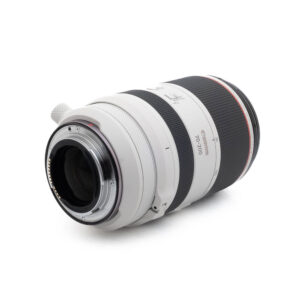 Fujinon GF 50mm f/3.5 R LM WR (sis.ALV24%) - Käytetty kameraobjektiivi on kuvassa kyljellään, objektiivin kiinnike eteenpäin ja objektiivin rungossa näkyvät merkinnät.