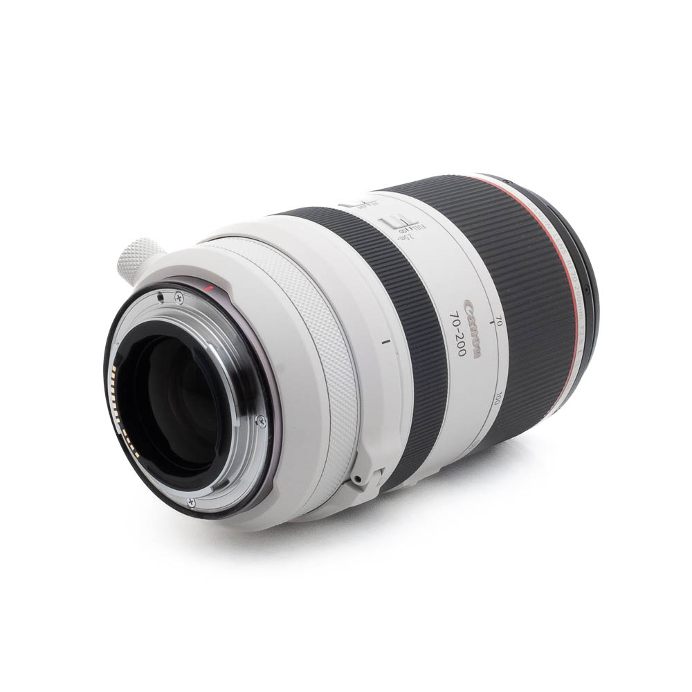 Fujinon GF 50mm f/3.5 R LM WR (sis.ALV24%) - Käytetty kameraobjektiivi on kuvassa kyljellään, objektiivin kiinnike eteenpäin ja objektiivin rungossa näkyvät merkinnät.