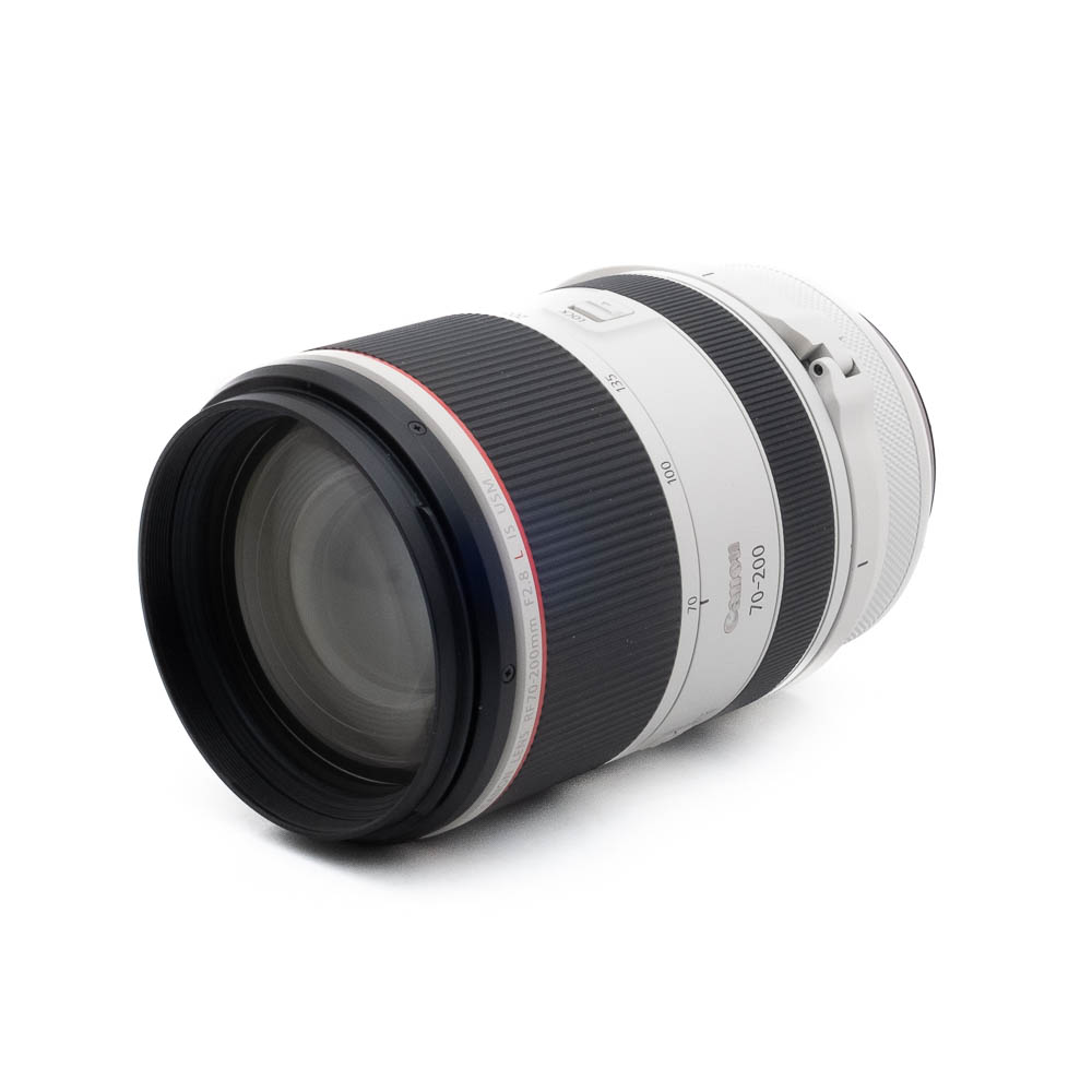 Fujinon GF 50mm f/3.5 R LM WR (sis.ALV24%) - Käytetty kameran objektiivi lepää kyljellään valkoista taustaa vasten.
