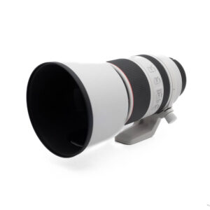 Fujinon GF 50mm f/3.5 R LM WR (sis.ALV24%) - Käytetty -objektiivi, jossa on kompakti muotoilu ohjauskytkimillä ja kiinnitysrenkaalla, näkyy valkoisella pohjalla.