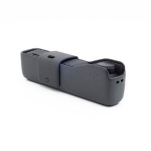DJI Osmo Pocket 2-2 Pienikokoinen, tummanharmaa suojakotelo, jossa on napsautussuljin ja joka on suunniteltu Fujinon GF 50mm f/3.5 R LM WR (sis.ALV24%) - Käytetty -objektiivin säilyttämiseen ja suojaamiseen. DJI-logo näkyy yläpinnalla.