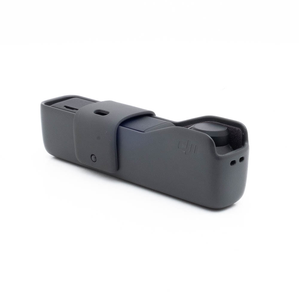 DJI Osmo Pocket 2-2 Pienikokoinen, tummanharmaa suojakotelo, jossa on napsautussuljin ja joka on suunniteltu Fujinon GF 50mm f/3.5 R LM WR (sis.ALV24%) - Käytetty -objektiivin säilyttämiseen ja suojaamiseen. DJI-logo näkyy yläpinnalla.