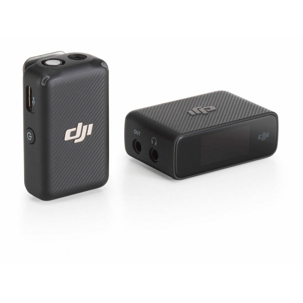 DJI_Mic_single DJI Mic Single Set -langaton mikrofonijärjestelmä sisältää kaksi pientä, mustaa komponenttia: lähettimen, jossa on virtapainike ja USB-portti, sekä vastaanottimen, jossa on lähtöliitäntä ja näyttö, ja molemmissa on DJI-logo.