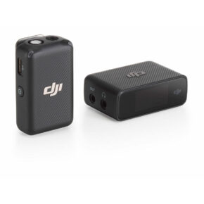 DJI_Mic_single DJI Mic Single Set -langaton mikrofonijärjestelmä sisältää kaksi pientä, mustaa komponenttia: lähettimen, jossa on virtapainike ja USB-portti, sekä vastaanottimen, jossa on lähtöliitäntä ja näyttö, ja molemmissa on DJI-logo.