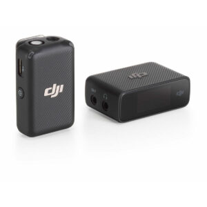 DJI_Mic_single DJI Mic Single Set -langaton mikrofonijärjestelmä sisältää kaksi pientä, mustaa komponenttia: lähettimen, jossa on virtapainike ja USB-portti, sekä vastaanottimen, jossa on lähtöliitäntä ja näyttö, ja molemmissa on DJI-logo.