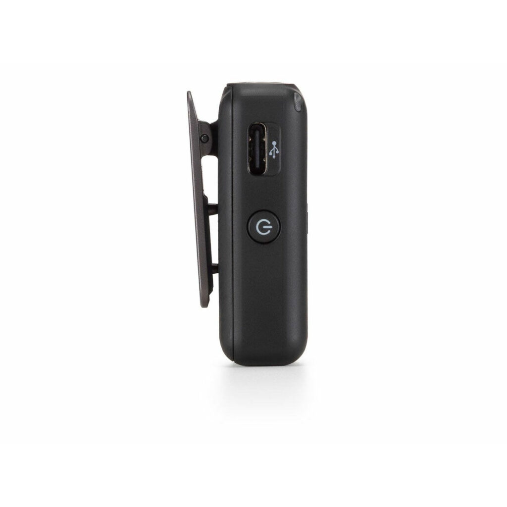 DJI_Mic_single_003 Sivukuva DJI Mic Single Set -langaton mikrofonijärjestelmä, musta elektroniikkalaite, jossa on USB-portti, G-virtapainike ja ohut litteä kiinnitys, valkoista taustaa vasten.