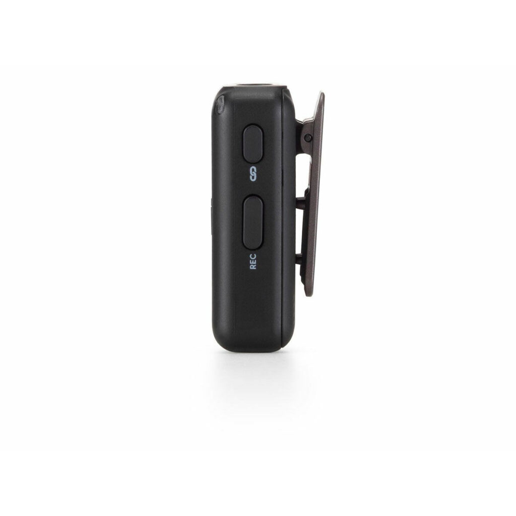 DJI_Mic_single_004 Sivukuva DJI Mic Single Set -langaton mikrofonijärjestelmä, pieni musta laite, jossa on REC- ja Bluetooth-painikkeet ja klipsi oikealla puolella, valkoista taustaa vasten.