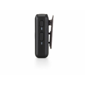 DJI_Mic_single_004 Sivukuva DJI Mic Single Set -langaton mikrofonijärjestelmä, pieni musta laite, jossa on REC- ja Bluetooth-painikkeet ja klipsi oikealla puolella, valkoista taustaa vasten.