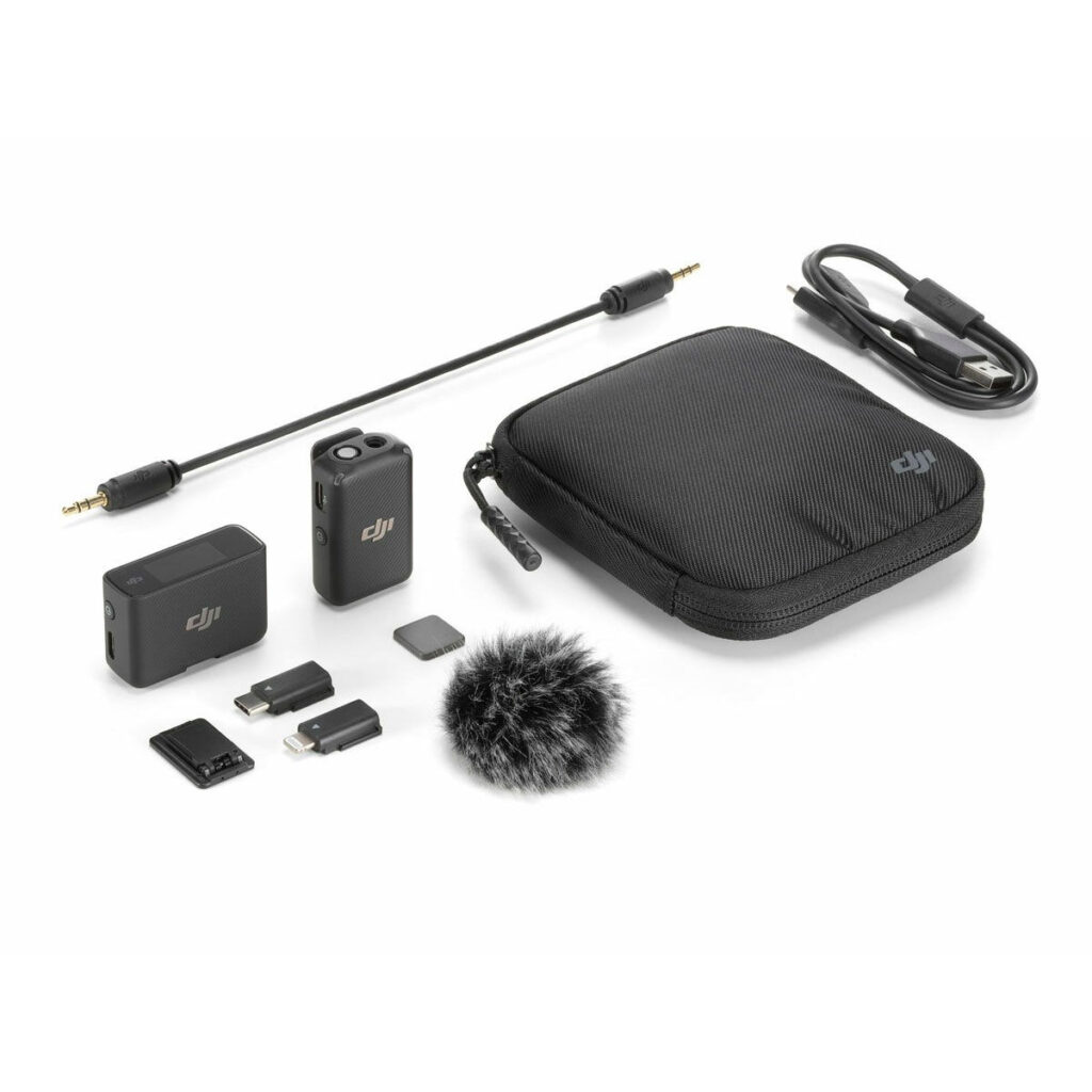 DJI_Mic_single_005 DJI Mic Single Set -langaton mikrofonijärjestelmä on kompakti musta äänisarja, jossa on vetoketjullinen kotelo, langaton lähetin ja vastaanotin, sovittimet, USB-kaapeli, 3,5 mm:n äänikaapeli, karvainen tuulisuoja ja pieniä tarvikkeita siististi järjestettynä.
