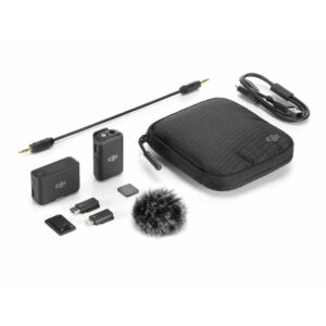 DJI_Mic_single_005 DJI Mic Single Set -langaton mikrofonijärjestelmä on kompakti musta äänisarja, jossa on vetoketjullinen kotelo, langaton lähetin ja vastaanotin, sovittimet, USB-kaapeli, 3,5 mm:n äänikaapeli, karvainen tuulisuoja ja pieniä tarvikkeita siististi järjestettynä.