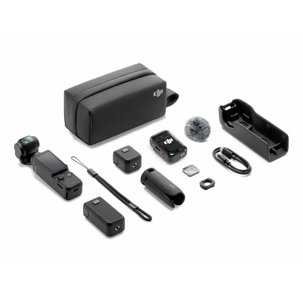 DJI_Osmo_3_001 DJI Osmo Pocket 3 Creator Combo videokamerapakkaus, joka sisältää kantolaukun, kameran, mikrofonin tuulisuojalla, kiinnitystarvikkeet, USB-kaapelin, kaksi sovitinta, rannehihnan, muistikortin ja pienet komponentit valkoisella pinnalla.