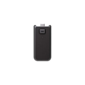 DJI Osmo Pocket 3:n akkukahva -akkukahva, musta ja suorakulmainen, sisältää pienen USB-C-liittimen yläosassa ja sen alapuolella olevan painikkeen, joka on keskitetty valkoista taustaa vasten.