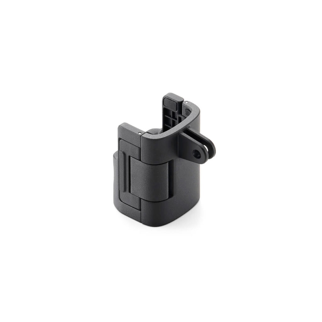 DJI Osmo Pocket 3 Expansion Adapter -lisävaruste on musta, kompakti muovinen kiinnike, jossa on sarana ja kiinnitysaukko lisävarusteiden kiinnittämistä varten, kuvassa valkoisella pohjalla.