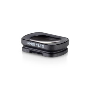 DJI Osmo Pocket 3 Wide-Angle Lens -laajakulmalinssi on kompakti, suorakulmainen musta linssi, jossa on merkintä 0.75x 18MM, korotettu kehys ja kirkas lasikeskus, kuvassa valkoista taustaa vasten.