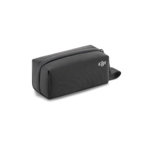 DJI Osmo Pocket 3 -kantolaukku -laukku on suorakulmainen musta vetoketjullinen laukku, jossa on pieni kahva ja DJI:n logo sivulla valkoisella pohjalla.