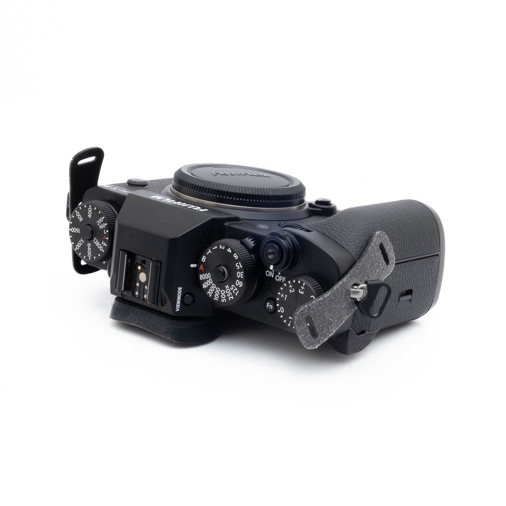 Fuji X-T3-2-2 Fujinon GF 50mm f/3.5 R LM WR (sis.ALV24%) - Käytetty, ylhäältä katsottuna, jossa näkyy musta kameran runko, jossa on valintakiekot, painikkeet, kuvioitu oikea kahva ja ilman kiinnitettyä objektiivia valkoisella pohjalla.