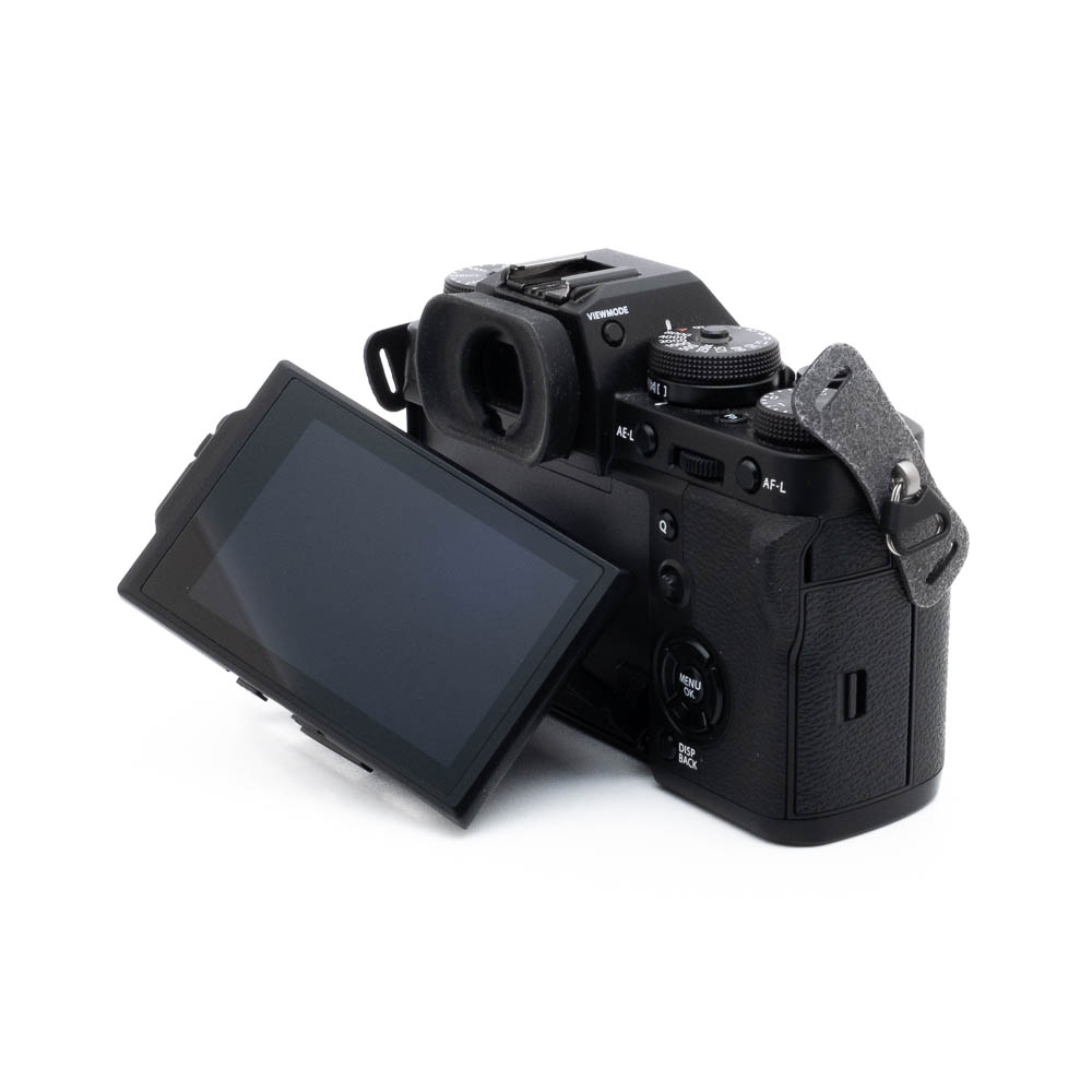 Fuji X-T3-3-2 Fujinon GF 50mm f/3.5 R LM WR (sis.ALV24%) - Käytetty kameran objektiivi näkyy takaa, jolloin sen ohjauspainikkeet ja säätimet korostuvat, ja LCD-näyttö on käännetty vasemmalle.