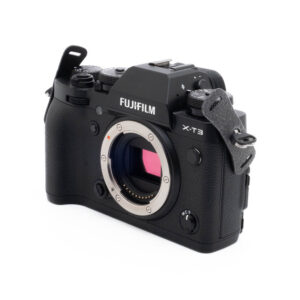 Fuji X-T3-4-2 Käytetty Fujinon GF 50mm f/3.5 R LM WR -objektiivi (sis.ALV24%) on esillä ilman kameran runkoa, ja siinä näkyy objektiivin etuosa ja yksityiskohdat valkoista taustaa vasten.