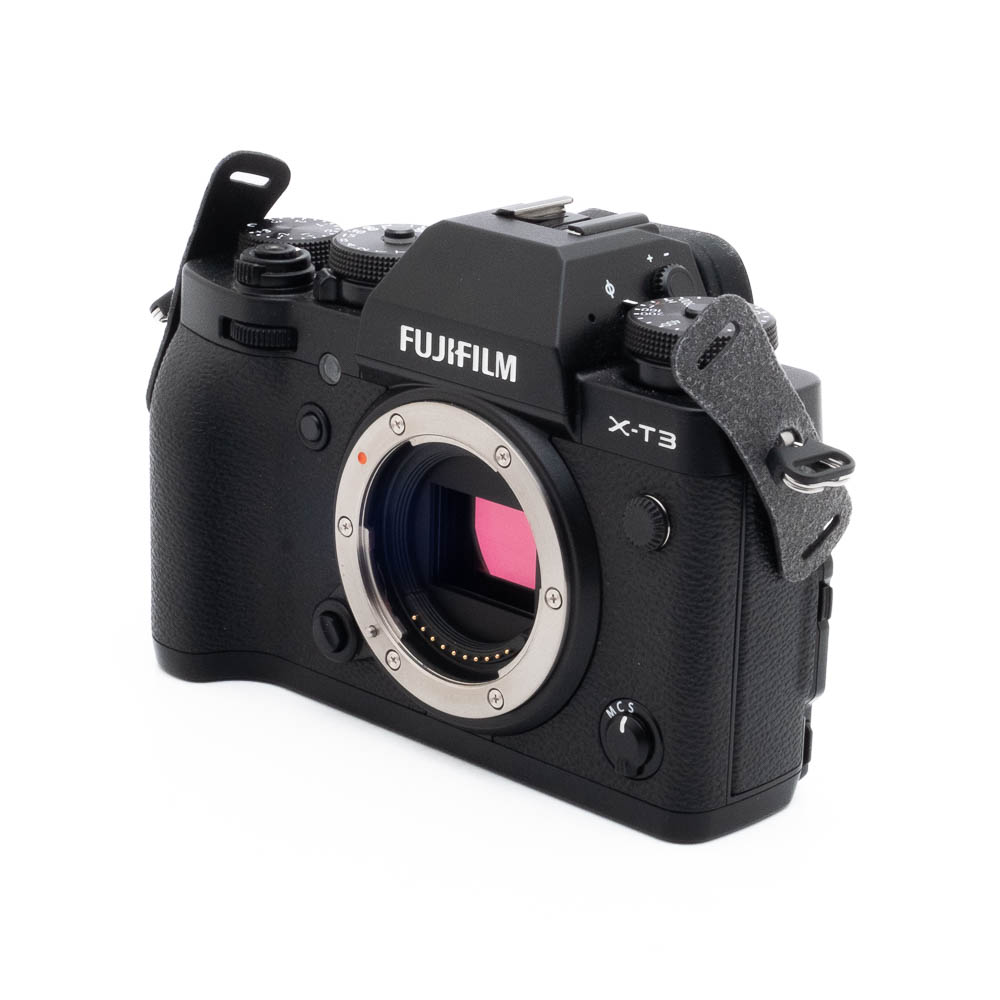 Fuji X-T3-4-2 Käytetty Fujinon GF 50mm f/3.5 R LM WR -objektiivi (sis.ALV24%) on esillä ilman kameran runkoa, ja siinä näkyy objektiivin etuosa ja yksityiskohdat valkoista taustaa vasten.