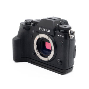 Fuji X-T3 + kahva-4 Käytetty Fujinon GF 50mm f/3.5 R LM WR -objektiivi (sis.ALV24%) on esitetty ilman kameran runkoa, jolloin sen kompakti rakenne ja objektiivin kiinnitys näkyvät selvästi.