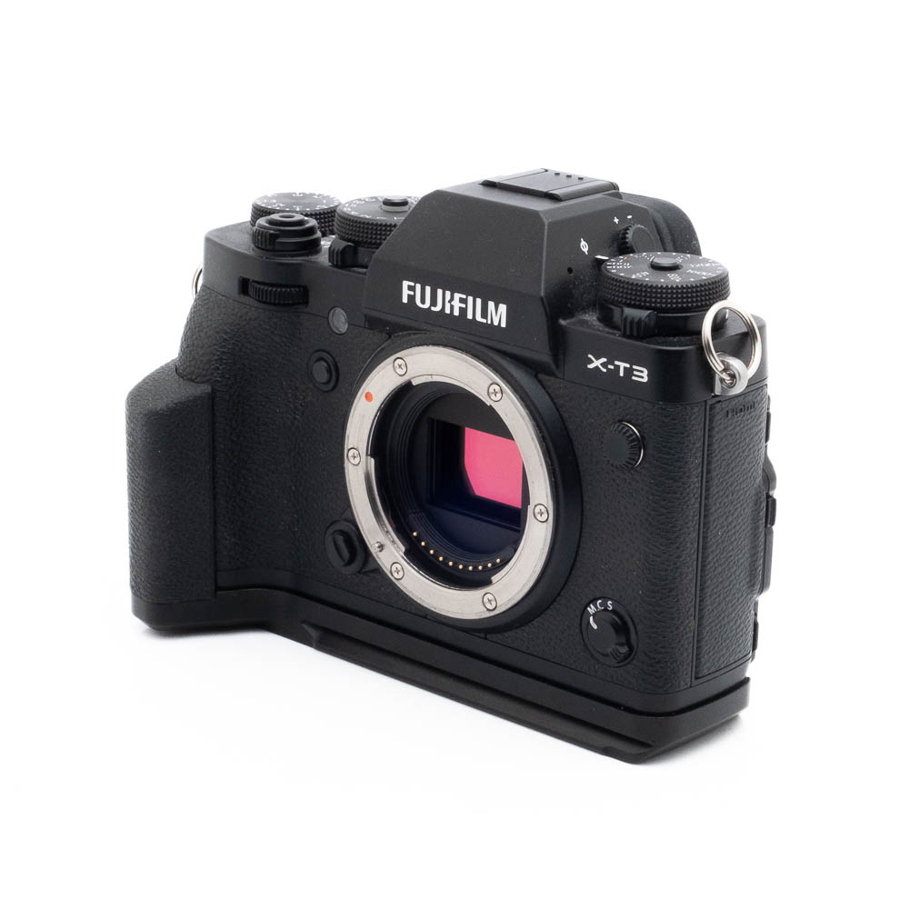 Fuji X-T3 + kahva-4 Käytetty Fujinon GF 50mm f/3.5 R LM WR -objektiivi (sis.ALV24%) on esitetty ilman kameran runkoa, jolloin sen kompakti rakenne ja objektiivin kiinnitys näkyvät selvästi.