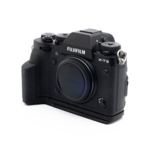 Fuji X-T3 + kahva-5 Fujinon GF 50mm f/3.5 R LM WR (sis.ALV24%) - Käytetty objektiivi, joka on kiinnitetty mustaan digitaalikameran runkoon ja objektiivin suojus, kolmivartalokulmassa valkoisella taustalla.