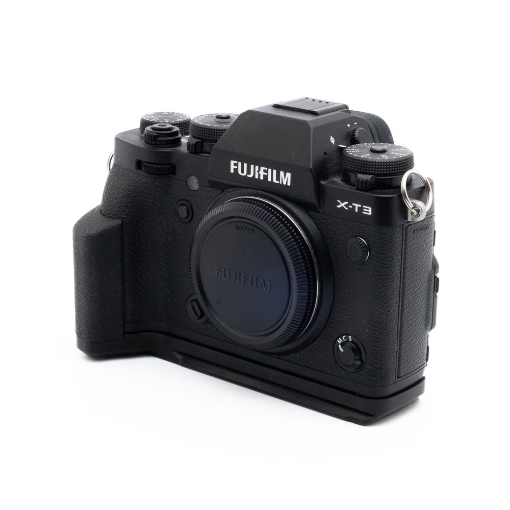 Fuji X-T3 + kahva-5 Fujinon GF 50mm f/3.5 R LM WR (sis.ALV24%) - Käytetty objektiivi, joka on kiinnitetty mustaan digitaalikameran runkoon ja objektiivin suojus, kolmivartalokulmassa valkoisella taustalla.
