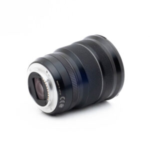 Fujinon 10-24mm f4 R OIS-1-3 Fujinon GF 50mm f/3.5 R LM WR (sis.ALV24%) - Käytetty musta kameraobjektiivi, jossa on metallinen kiinnitys, on asetettu valkoista taustaa vasten, ja se on kulmailtu siten, että sen kiinnitys ja tarkennusrenkaat näkyvät.