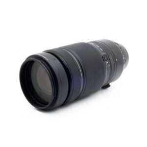 Fujinon 100-400mm f4-2 Fujinon GF 50mm f/3.5 R LM WR (sis.ALV24%) - Käytetty -objektiivi makaa kyljellään valkoista taustaa vasten, ja siinä näkyvät yksityiskohdat, kuten tarkennusrengas ja zoomausrengas, kytkimet ja objektiivin kiinnitys.