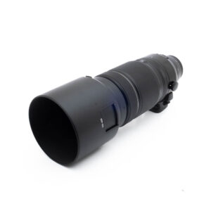 Fujinon 100-400mm f4-3 Fujinon GF 50mm f/3.5 R LM WR (sis.ALV24%) - Käytetty teleobjektiivi ja siihen kiinnitetty vastavalosuoja, kuvakulma valkoisella taustalla.