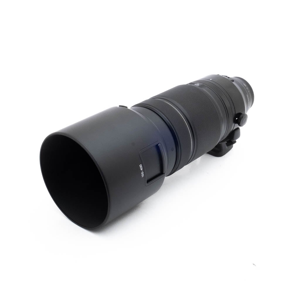 Fujinon 100-400mm f4-3 Fujinon GF 50mm f/3.5 R LM WR (sis.ALV24%) - Käytetty teleobjektiivi ja siihen kiinnitetty vastavalosuoja, kuvakulma valkoisella taustalla.