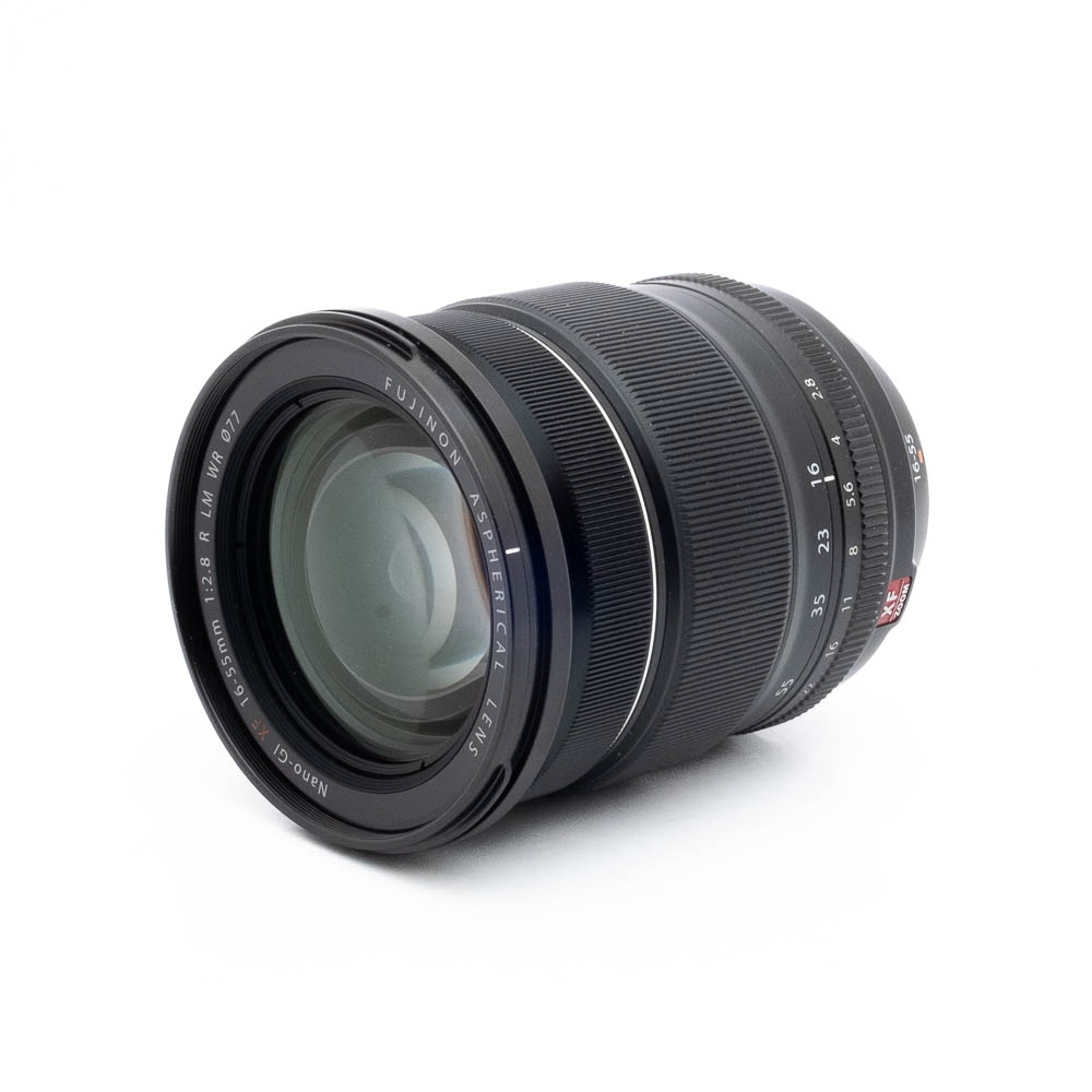 Fujinon 16-55mm f28 R LM WR-2 Fujinon GF 50mm f/3.5 R LM WR (sis.ALV24%) - Käytetty objektiivi, jossa on näkyvät zoomaus- ja tarkennusrenkaat ja joka on kuvattu valkoisella taustalla, jolloin objektiivin merkinnät ja kirkkaat lasielementit korostuvat.
