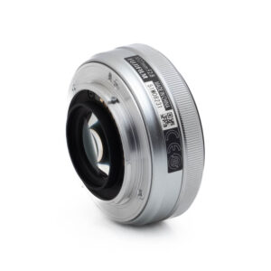 Fujinon 27mm f28-1 Hopeinen Fujinon GF 50mm f/3.5 R LM WR (sis.ALV24%) - Käytetty kameraobjektiivi takaa katsottuna, jossa näkyy objektiivin kiinnitys, tuoteseloste ja kaiverrettu sivuteksti valkoisella pohjalla.