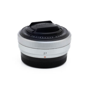 Fujinon 27mm f28-3 Hopeinen Fujinon GF 50mm f/3.5 R LM WR -objektiivi (sis.ALV24%) - Käytetty, jossa on musta objektiivin suojus ja "50"-merkintä tynnyrissä, näkyy valkoista taustaa vasten.