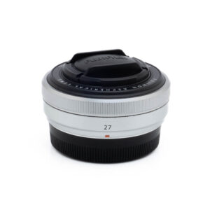 Fujinon 27mm f28-3 Hopeinen Fujinon GF 50mm f/3.5 R LM WR -objektiivi (sis.ALV24%) - Käytetty, jossa on musta objektiivin suojus ja "50"-merkintä tynnyrissä, näkyy valkoista taustaa vasten.