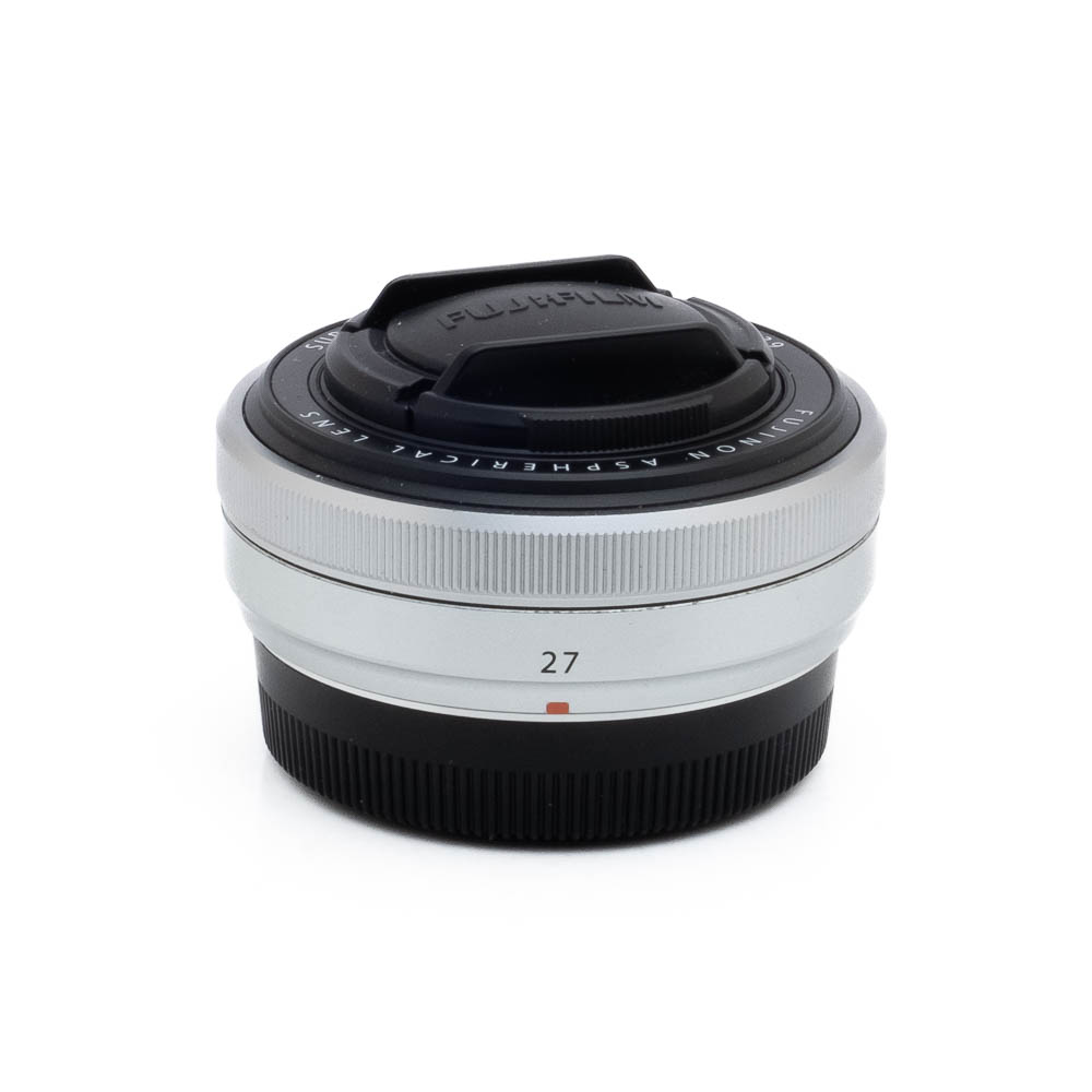 Fujinon 27mm f28-3 Hopeinen Fujinon GF 50mm f/3.5 R LM WR -objektiivi (sis.ALV24%) - Käytetty, jossa on musta objektiivin suojus ja "50"-merkintä tynnyrissä, näkyy valkoista taustaa vasten.