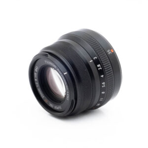 Fujinon 35mm f2 R WR-2 Musta Fujinon GF 50mm f/3.5 R LM WR (sis.ALV24%) - Käytetty -objektiivi näkyy valkoisella pohjalla, ja siinä on näkyvät tarkennusrenkaat ja aukkorenkaat sekä valkoiset kaiverretut merkinnät objektiivin yksityiskohdista ja mitoista.