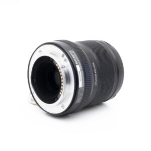 Lähikuva Fujinon GF 50mm f/3.5 R LM WR (sis.ALV24%) - Käytetty -objektiivista kyljellään, jossa näkyy metallinen objektiivin kiinnitys elektronisilla koskettimilla, kuvioidut pitorenkaat, tuotemerkinnät ja teksti "Weather Resistant".