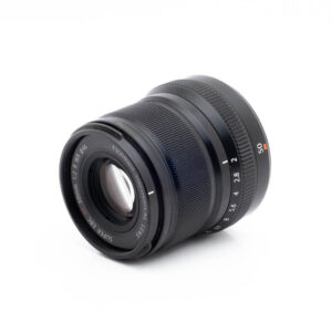 Fujinon GF 50mm f/3.5 R LM WR (sis.ALV24%) - Käytetty objektiivi, jossa on valkoiset ja punaiset merkinnät, on kuvattu valkoisella pohjalla, ja siinä on korostettu tarkennusrengas ja aukkorenkaat.