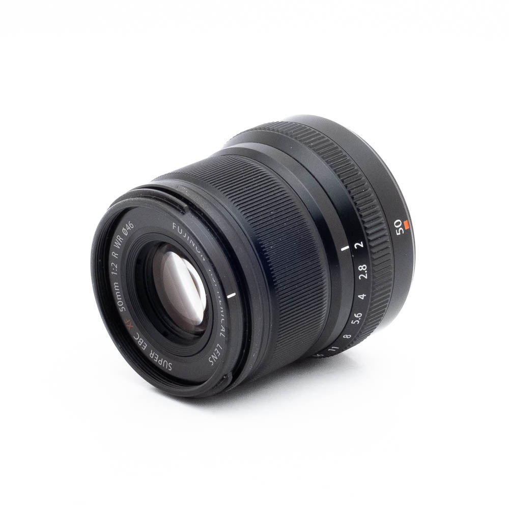 Fujinon GF 50mm f/3.5 R LM WR (sis.ALV24%) - Käytetty objektiivi, jossa on valkoiset ja punaiset merkinnät, on kuvattu valkoisella pohjalla, ja siinä on korostettu tarkennusrengas ja aukkorenkaat.