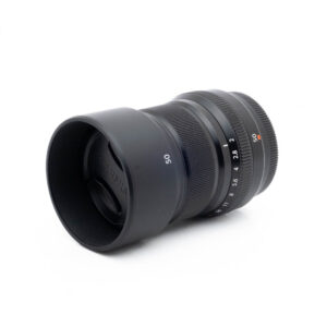 Fujinon GF 50mm f/3.5 R LM WR -objektiivi (sis.ALV24%) - Käytetty, musta, huppu kiinnitettynä ja merkitty polttoväli- ja aukkomäärät, on suunnattu valkoiselle taustalle.
