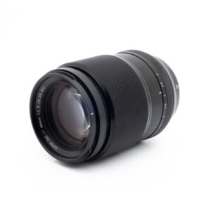 Fujinon 90mm f2 R LM WR-2-2 Musta Fujinon GF 50mm f/3.5 R LM WR -objektiivi, jossa on kuvioitu tarkennusrengas ja näkyvät lasielementit valkoisella taustalla. Tuotteessa on merkintä "Fujinon GF 50mm f/3.5 R LM WR (sis.ALV24%) - Käytetty.