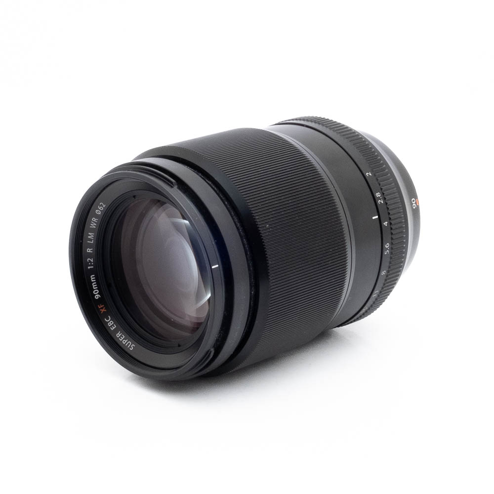 Fujinon 90mm f2 R LM WR-2-2 Musta Fujinon GF 50mm f/3.5 R LM WR -objektiivi, jossa on kuvioitu tarkennusrengas ja näkyvät lasielementit valkoisella taustalla. Tuotteessa on merkintä "Fujinon GF 50mm f/3.5 R LM WR (sis.ALV24%) - Käytetty.